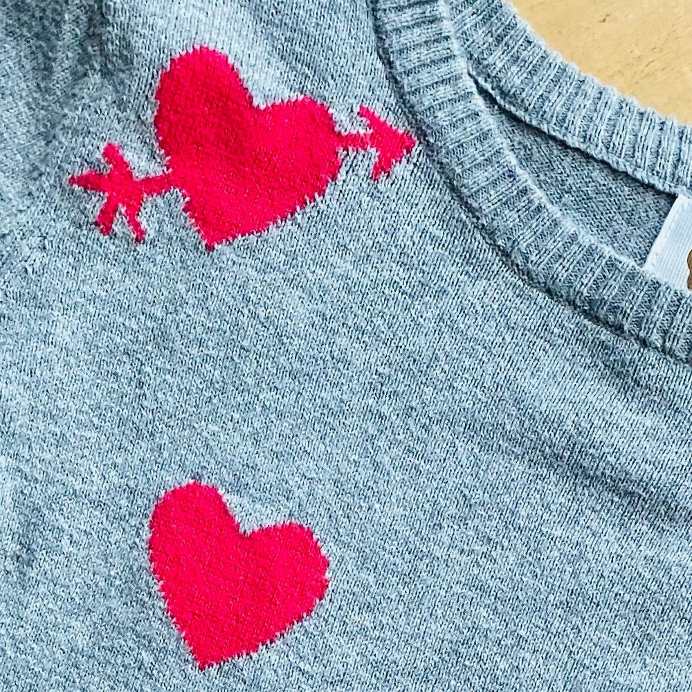 ❤️ 5/25 Heart 80’s Style sweater. Never worn. Like new condition.